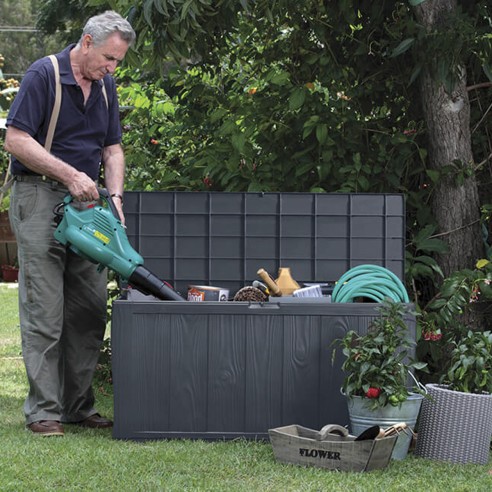 Baule da esterno KETER Sherwood in resina grigio antracite 117x45 cm ambientato
