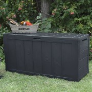 Baule da esterno KETER Sherwood in resina grigio antracite 117x45 cm ambientato