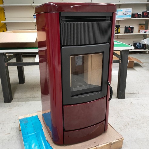 Stufa a pellet canalizzata Layma 2 EVO Bordeaux Italiana Camini ambient