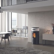 Stufa a pellet canalizzabile Yung130++ Bianco EK63 ambientata