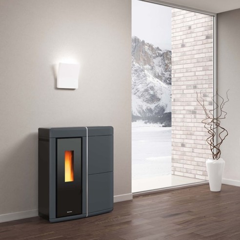 Stufa a pellet ermetica ventilata slim maiolica Evelyne Idro 2.0 18 kW LaNordica Extraflame