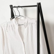 Appendiabiti 2 ripiani in legno e metallo nero Hamilton dettaglio