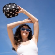 Borsa termica pocket S Reisenthel nero pois bianchi ambientata