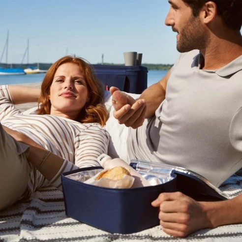 Borsa termica pocket Reisenthel navy ambientata