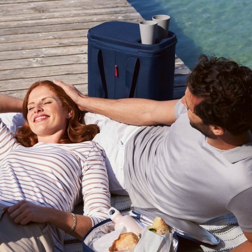 Borsa termica XL Reisenthel blu navy ambientata