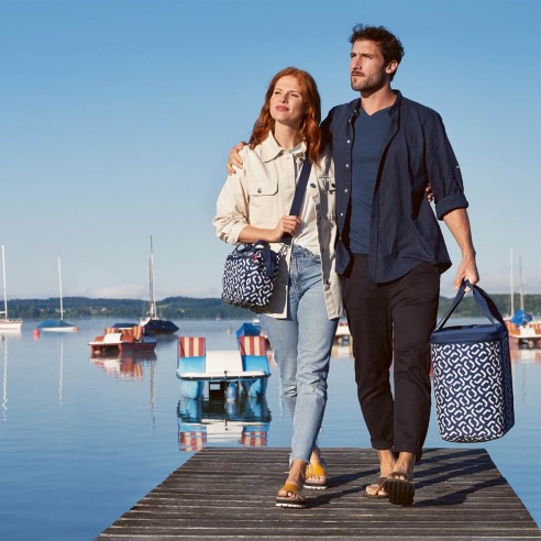Borsa termica XL Reisenthel blu navy/bianco ambientata